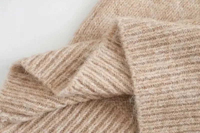 SOFT KNITTED SWEATER